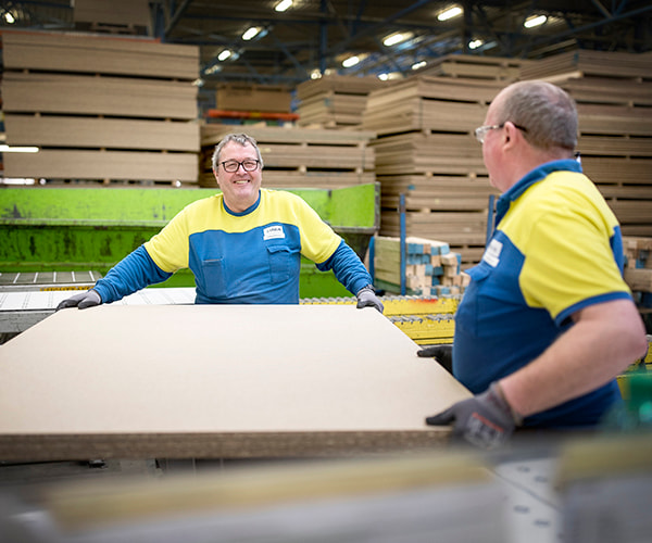 Unilin colleagues cutting panels